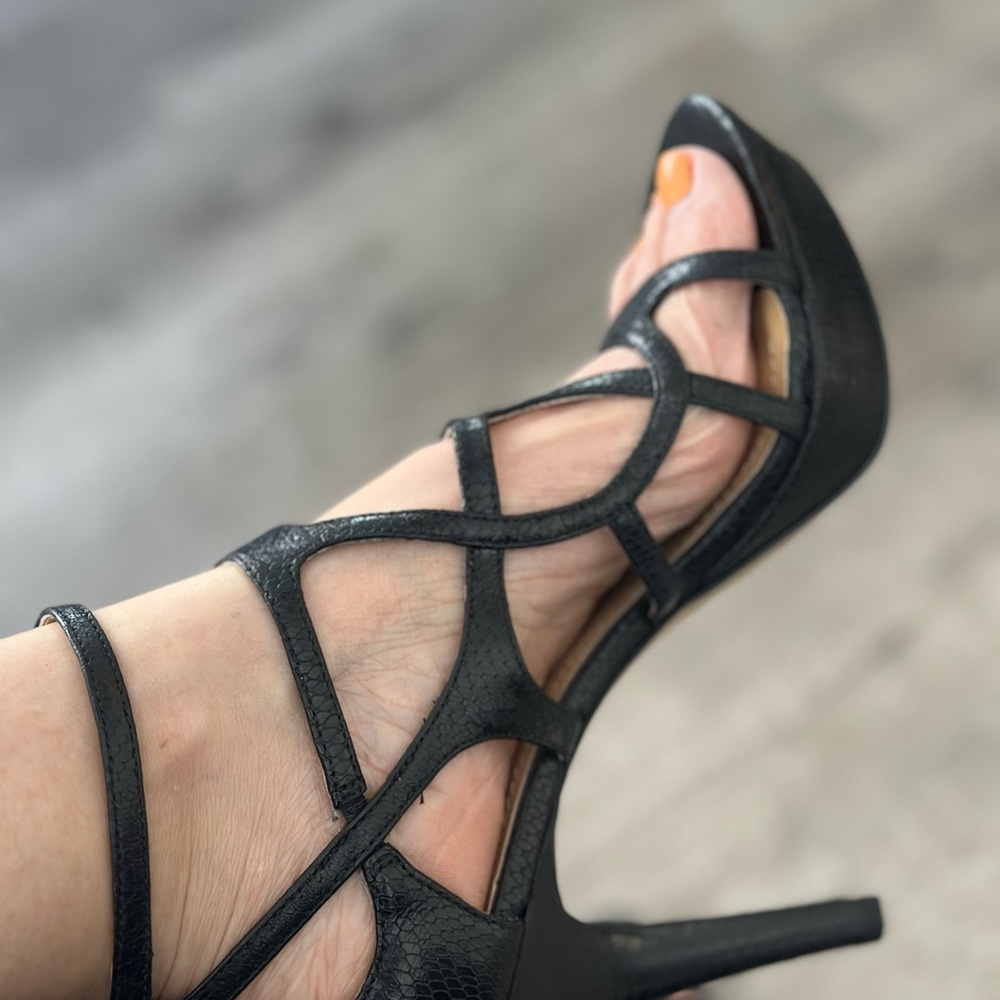 Nine West high heels with two straps. Black leather size 6